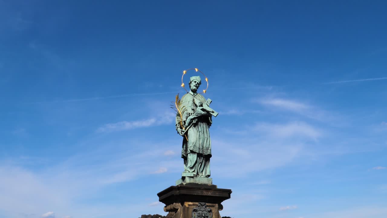 체코 프라하에 있는 찰스 다리 위에 있는 네포무크의 요한의 동상