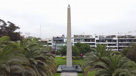 Video-De-Drones-De-4k-De-Un-Monumento-De-Obelisco-En-Un-Parque