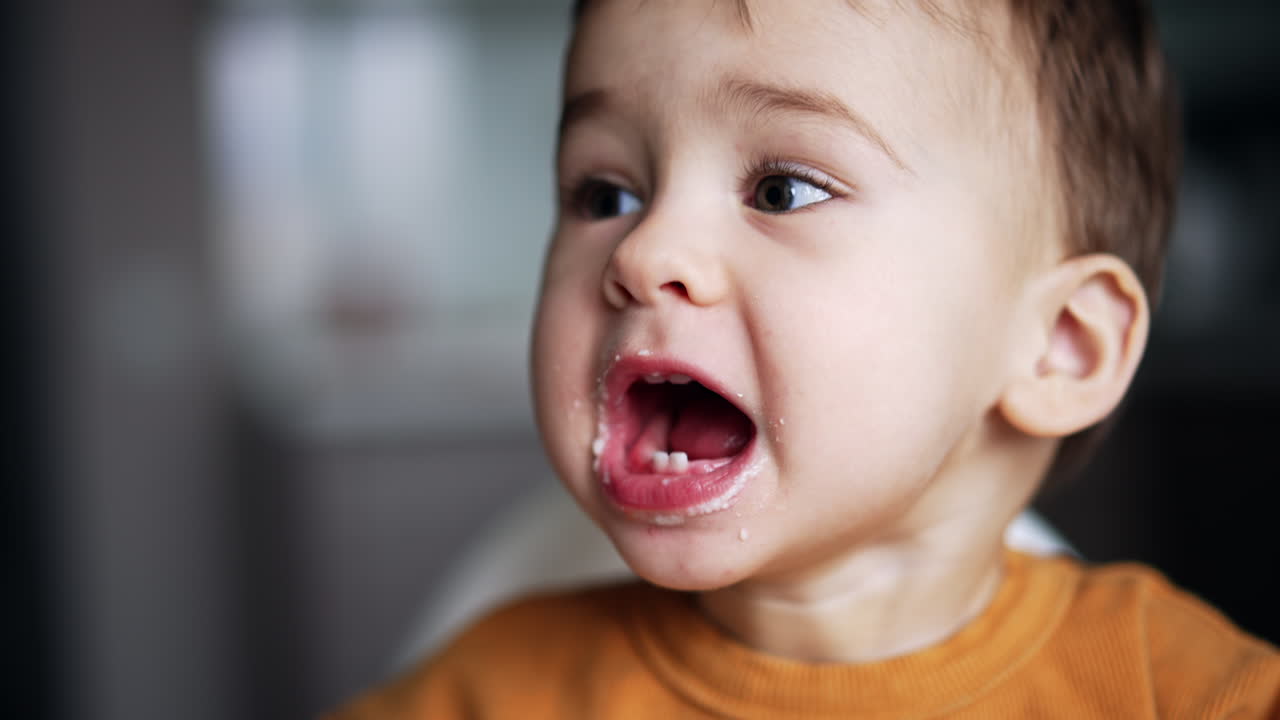 Bambino che mangia