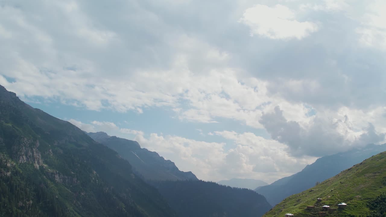 산 위의 집 - 카슈미르의 높은 땅 - 하늘에 구름이 있는 가장 아름다운 산