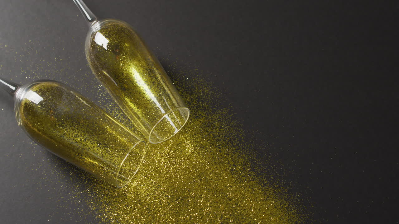 검은색 바탕에 황금색 반 ⁇ 이는 두 개의  ⁇ 페인 글래스의 비디오