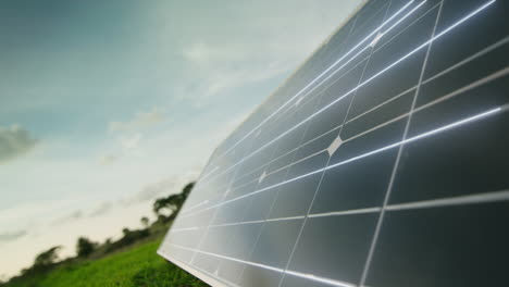 solarpanel auf grüner wiese sammelt sonnenenergie und wandelt sie in reine ökologische energie um