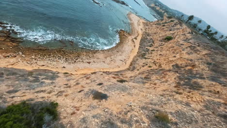 Volando-Sobre-El-Terreno-En-La-Costa-Del-Mar