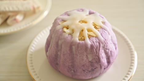 bollo de taro con crema de azúcar blanca y nuez