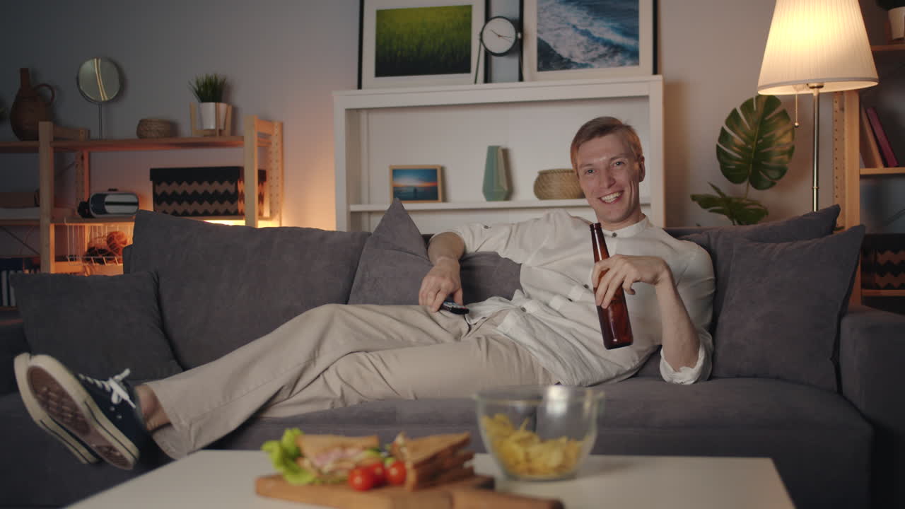 Mand slapper af derhjemme og ser fjernsyn