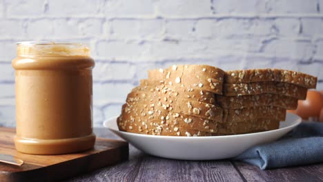 mantequilla de maní y pan de trigo entero