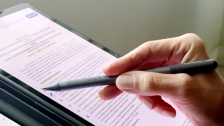 Planning Reviews, Document Highlights, Digital Memos, Paperless Editing, Mobile Devices, Office Productivity, Close-up