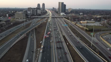 accidente en un intercambio de carreteras interconectadas en toronto