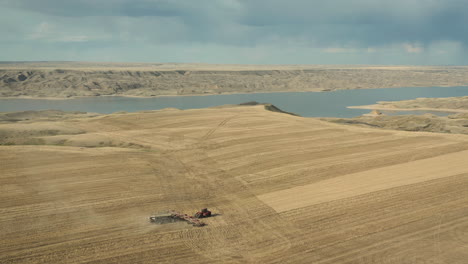 siembra de campo reseco en el lago diefenbaker, canadá, toma aérea de drones