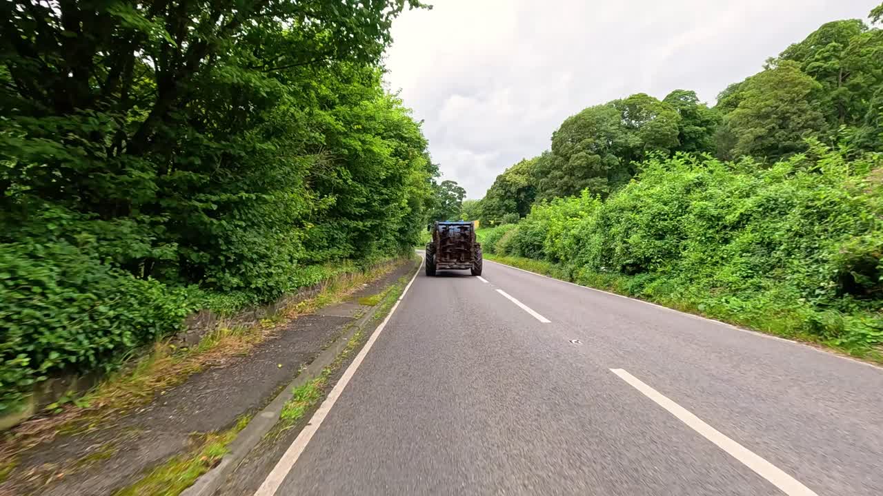 푸른 숲길 을 가로질러 이동 하는 차량 들
