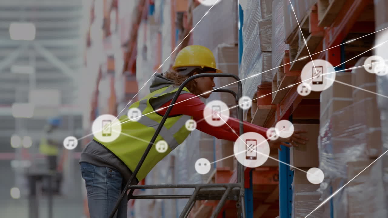 animación de la red de iconos sobre una trabajadora afroamericana manteniendo una caja en el estante del almacén.