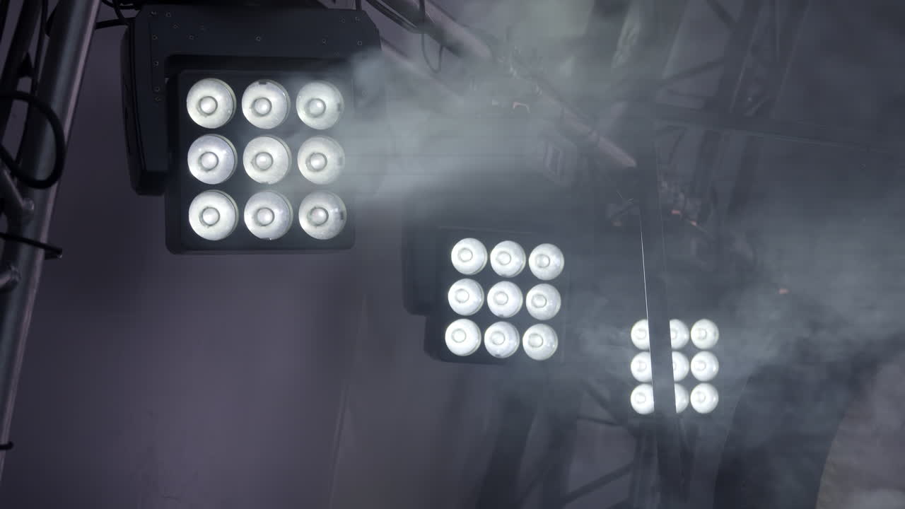 luces de escenario con humo