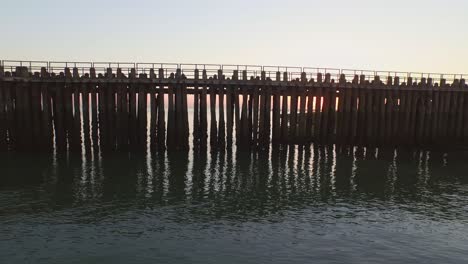 Antena:-El-Muelle,-La-Playa-Y-El-Faro-Durante-La-Puesta-De-Sol-Cerca-Del-Pueblo-De-Westkapelle,-Países-Bajos