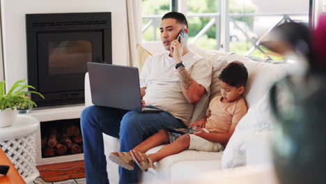 Padre,-Computadora-Portátil-Y-Llamada-Telefónica-Con-Un-Niño-En-Un-Sofá