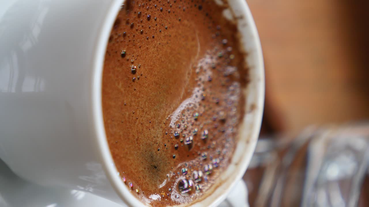 Primo piano di un caffè in tazza