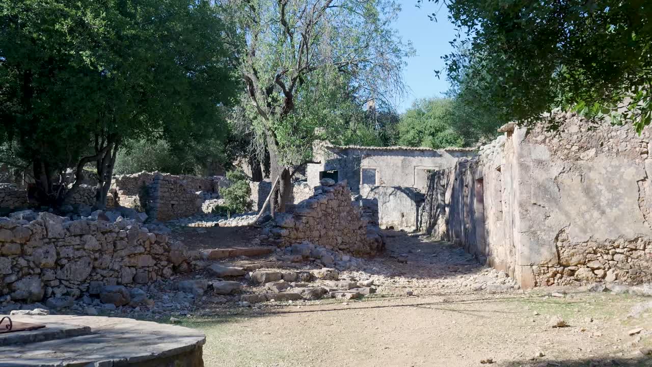 시골에 있는 폐허가 된 마을