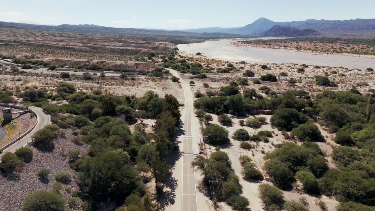 vista de avión no tripulado capturando el momento exacto en que el pavimento termina en la ruta 40 cerca de cafayate, salta, argentina