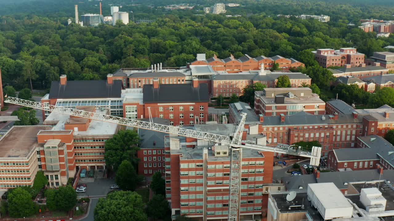 건설 현장에서 크레인