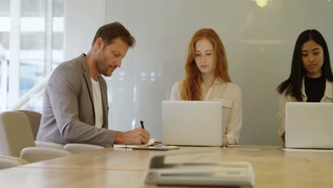 Colegas-De-Negocios-Trabajando-Juntos-En-La-Oficina-4k