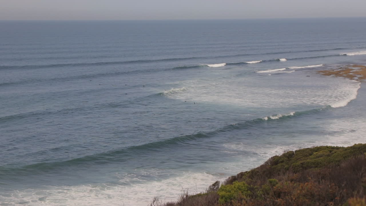 surfistas en el océano en la playa de bells con grandes olas, durante el día, australia victoria