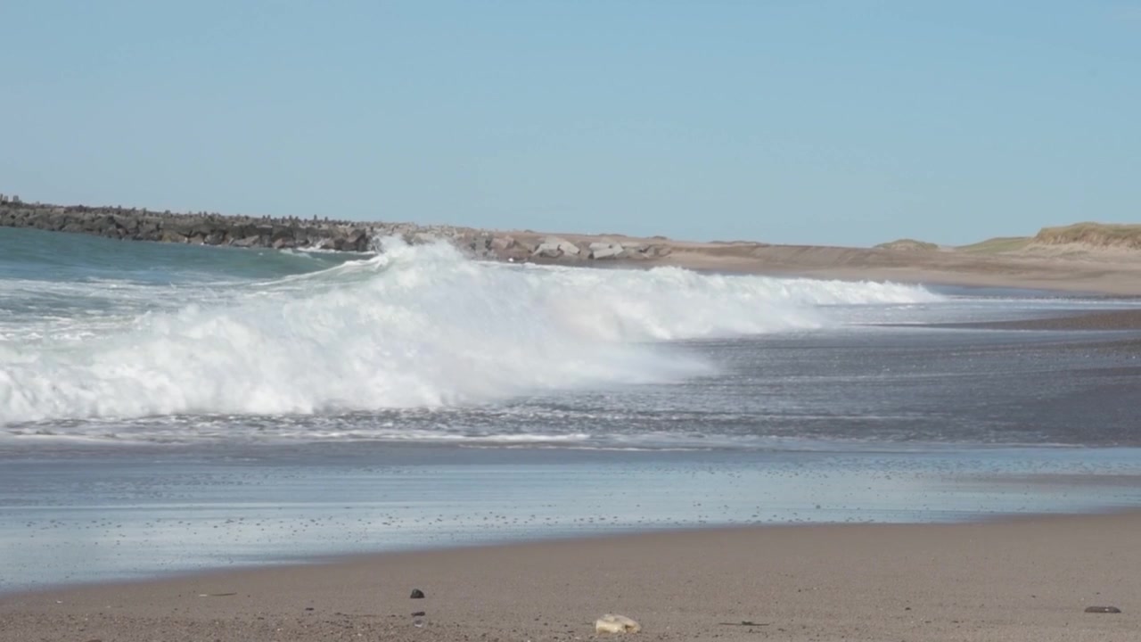 Onde del mare che si infrangono sulla spiaggia