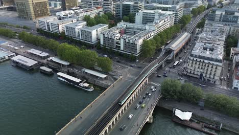 Metro-Pasando-Por-El-Puente-De-Bercy-Hacia-La-Estación-Quai-De-La-Gare,-París,-Francia