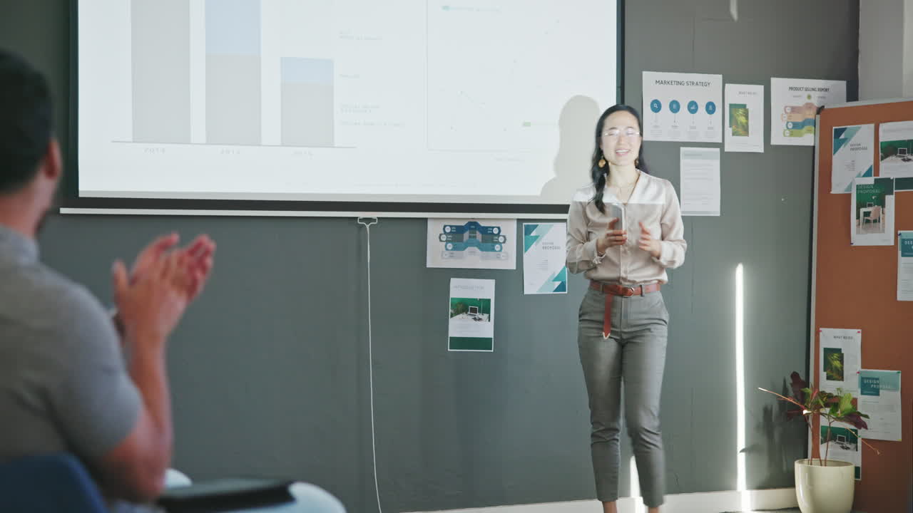 발표 성공, 여성 연설자 및 박수