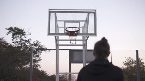 Stedicam-Aufnahmen-Von-Der-Rückseite-Des-Jungen-Mädchens-Machen-Einen-Schuss-Zum-Basketballnetz