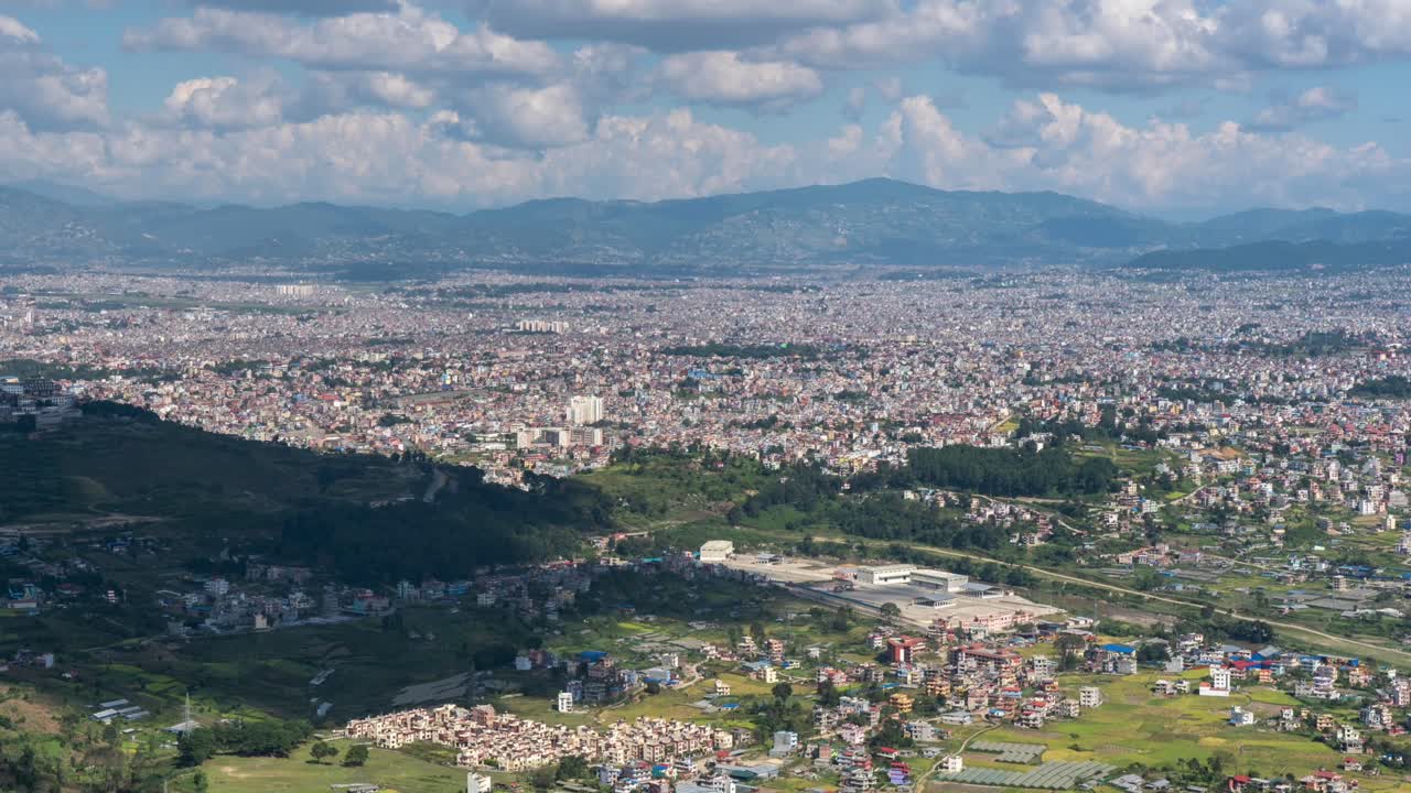 un lapso de tiempo panorámico de las nubes sobre la ciudad de katmandú, nepal
