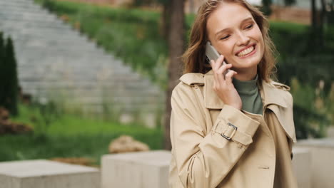 Estudiante-Caucásica-Hablando-Por-Teléfono-Al-Aire-Libre.