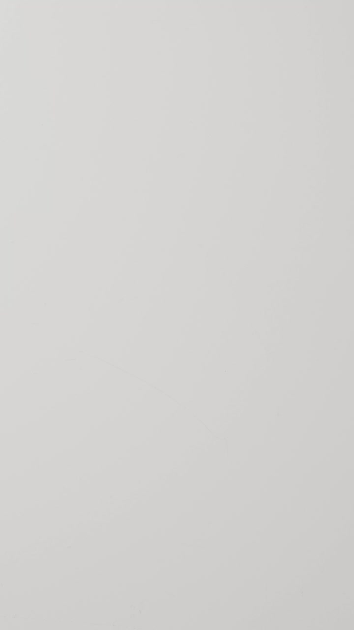 mano vertical de estudio superior que alcanza para recoger el controlador de videojuego