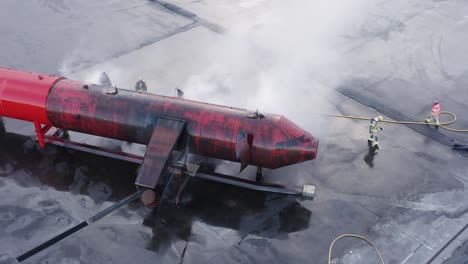 el fuego dentro de la cabina del avión se extinguió durante el entrenamiento contra incendios del avión