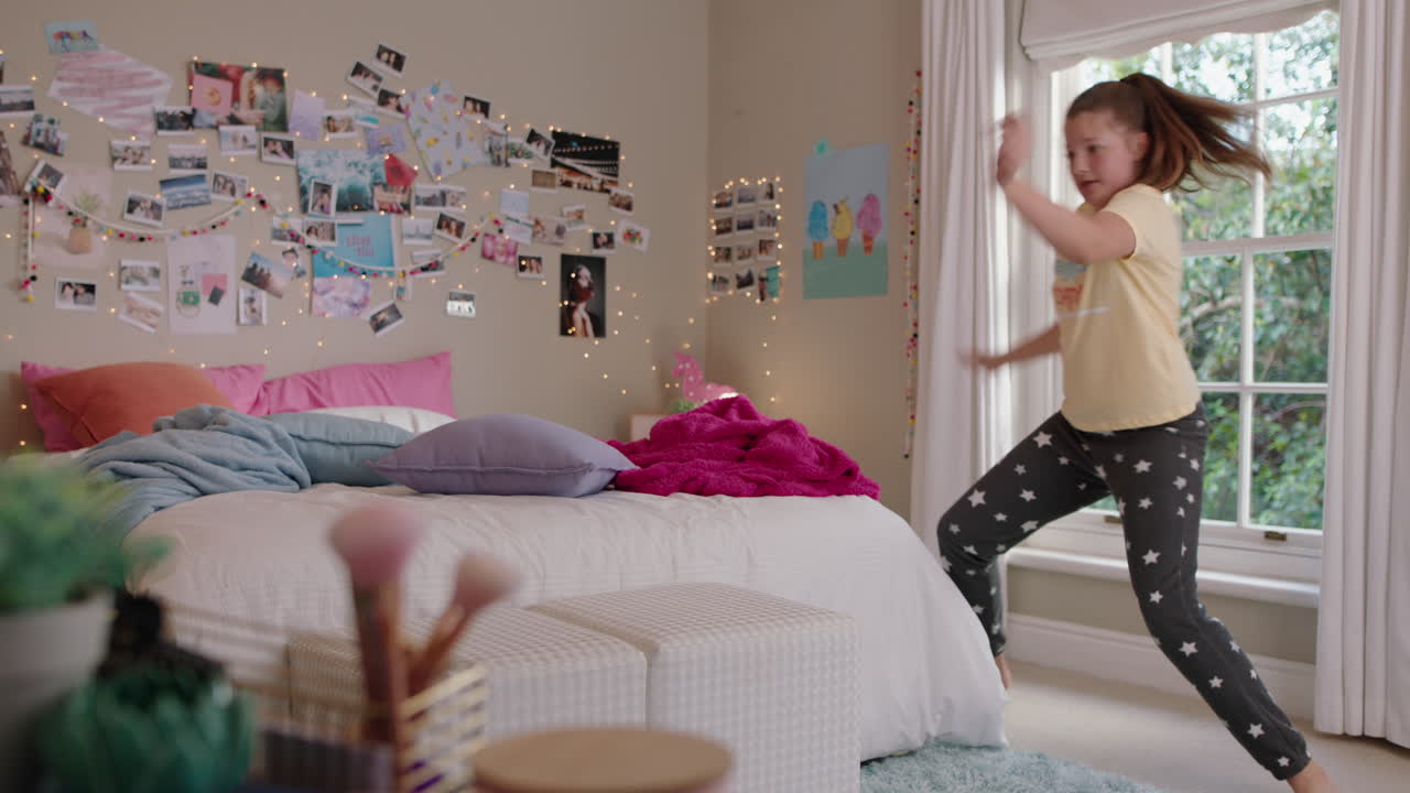 una adolescente feliz bailando en el dormitorio divirtiéndose bailando celebrando el fin de semana sintiéndose positiva usando pijama en casa