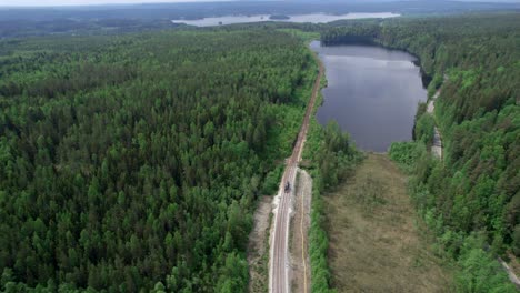 Construcción-Rural-Remota-De-Ferrocarril-Junto-Al-Lago-Y-Bosque-Boreal,-Antena