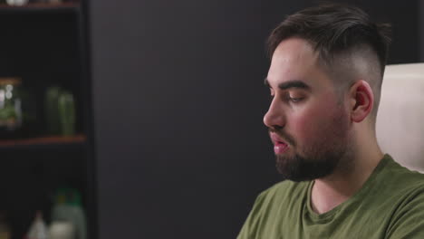 hombre hambriento sentado en el escritorio y comiendo una galleta de arroz