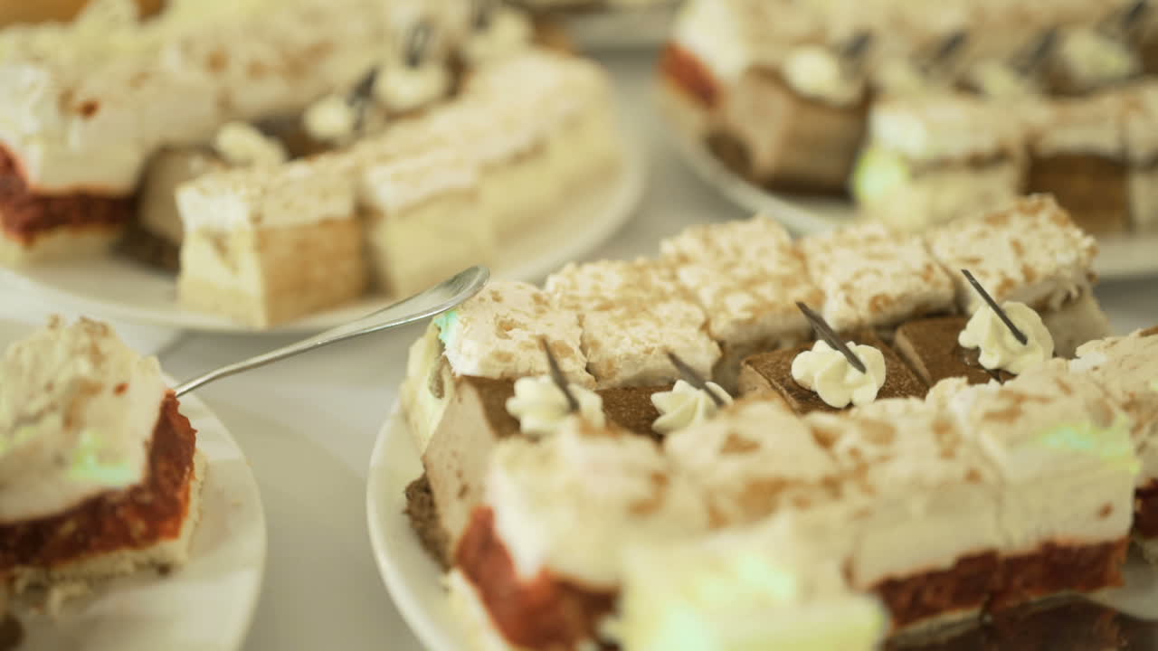 맛있는 케이크가 테이블에 있습니다.