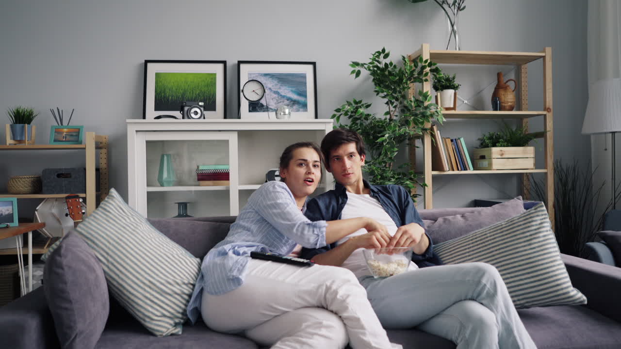 집 에서 영화 를 보는 부부