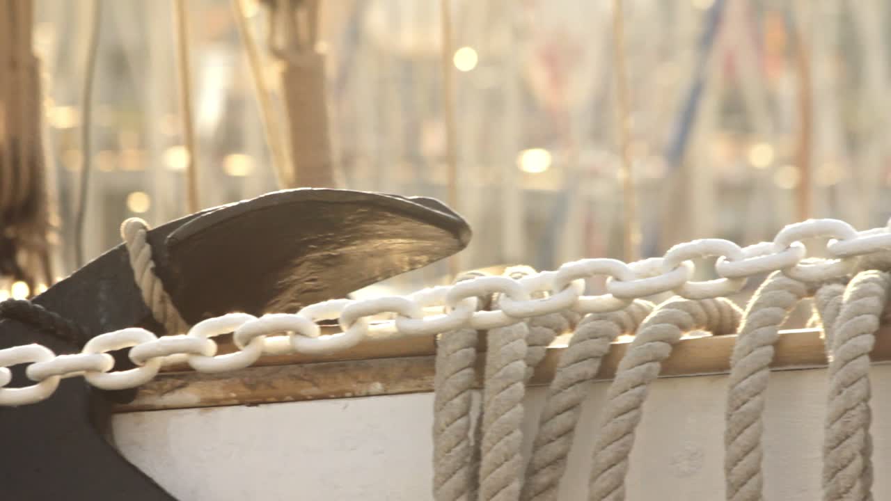 веревки и цепи на парусной яхте в порту для лодок. морской поезд. яхтенная лодка