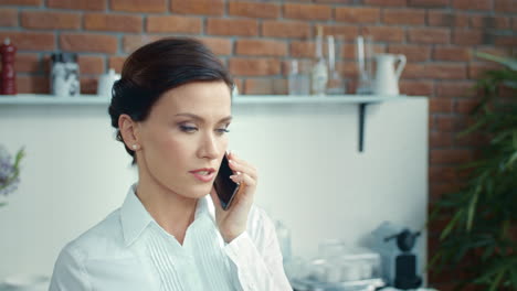 Elegante-Empresaria-Planeando-Una-Reunión-De-Negocios.-Mujer-Joven-Hablando-Por-Teléfono.