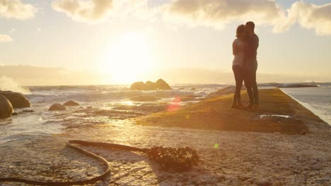 pareja abrazándose en la playa 4k