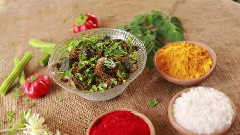 Rotierendes-Gesundes-Veganes-Gericht-Curry-–-Moringa-Blätter-Und-Blumen-Curry-Braten