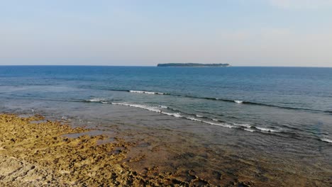 Drohnenbewegungsansicht-Von-Rechts-Nach-Links-Auf-Den-Strand-Der-Alten-Vulkanischen-Andamaneninsel-Am-Späten-Nachmittag---Die-Flut-Kommt-Herein