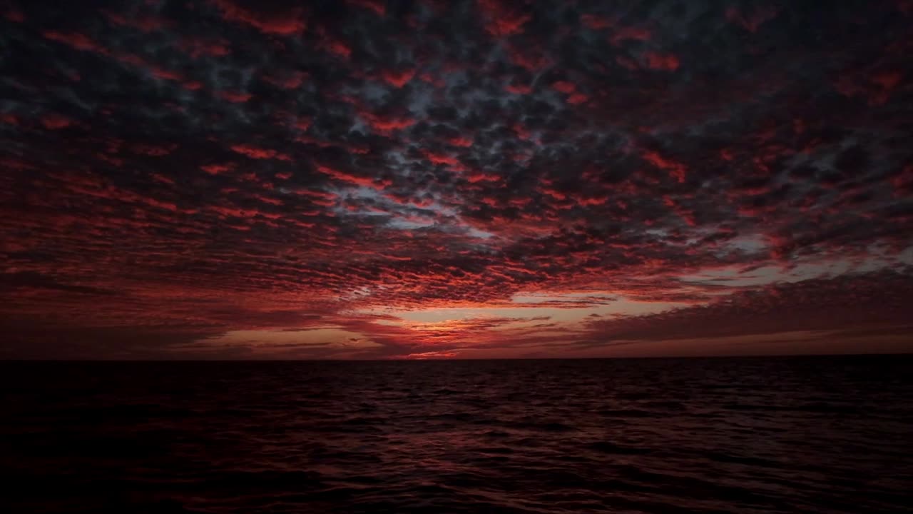 cielo dramático y nubes al atardecer sobre el océano