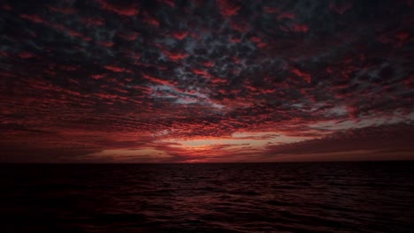 Dramatischer-Himmel-Und-Wolken-Bei-Sonnenuntergang-über-Dem-Meer