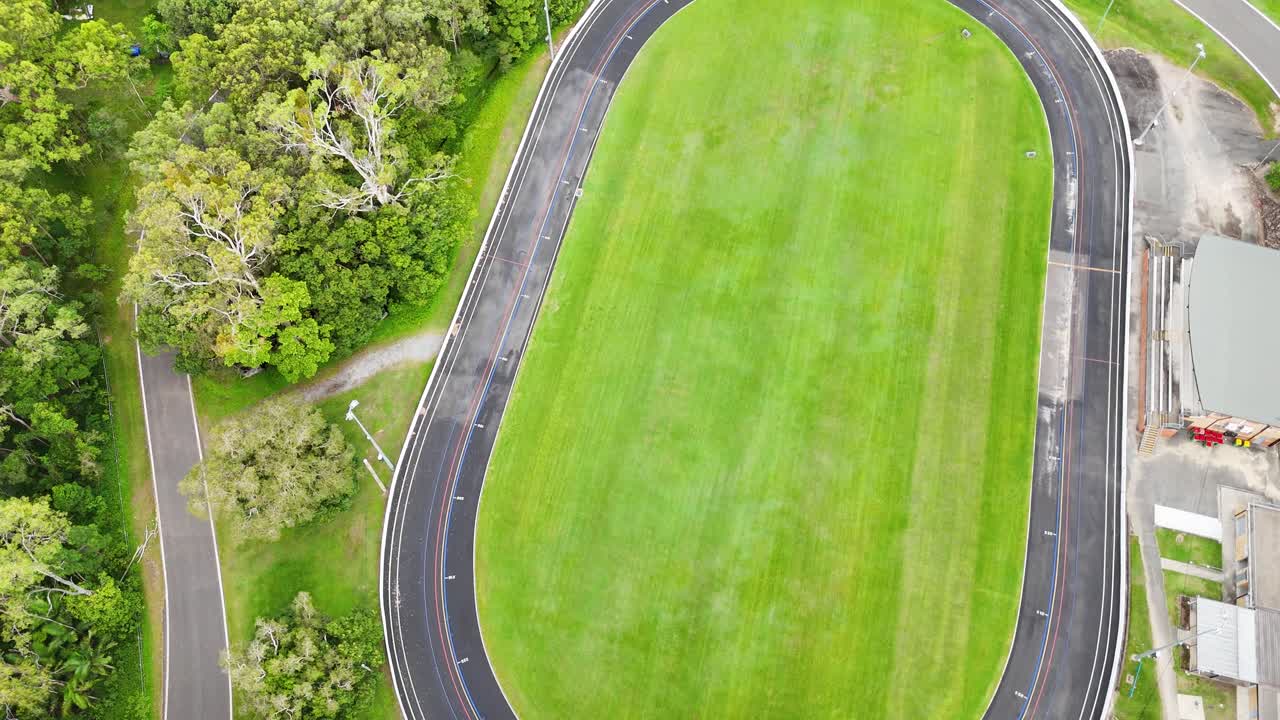 트랙과 주변의 항공 영상