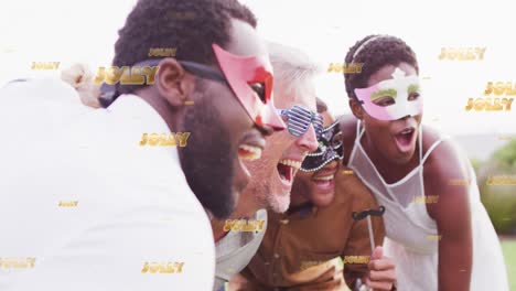 animación de felicitaciones de navidad texto sobre diversos amigos que llevan máscaras en la fiesta