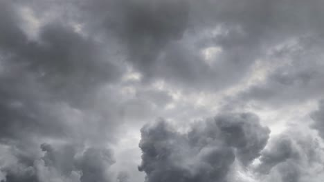 vista de tormenta eléctrica en nubes oscuras 4k