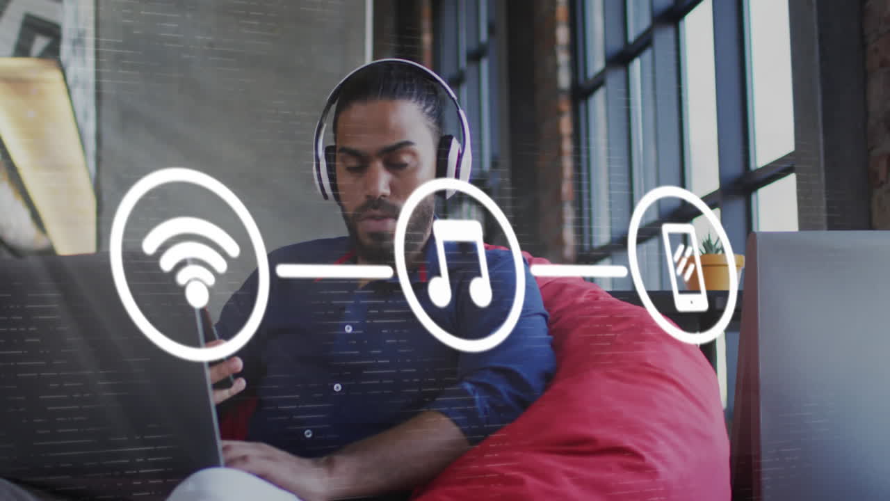 animación de iconos de las redes sociales sobre el hombre biracial usando tecnología