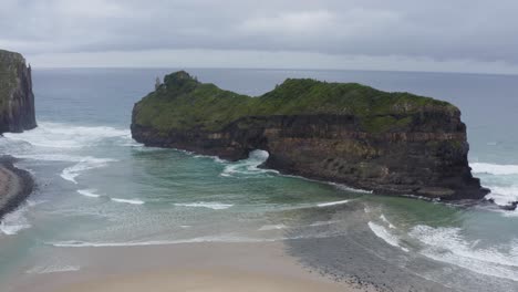 Dron-Circulando-Agujero-En-La-Pared-Maravilla-Natural-Transkei-Sudáfrica