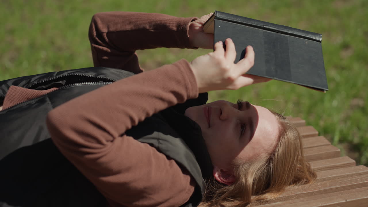 Руки, нежно ласкающие солнечный свет в спокойные моменты, безмятежная сцена с руками, мирно перелистывающими книгу под солнечным светом, спокойная обстановка с нежными руками, перелистывающими книгу, в лучах солнца